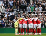 Jugadores del Arsenal previo a su partido contra el Newcastle por la Premier League