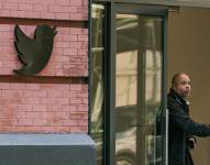 Una persona sale de las oficinas de Twitter en Nueva York, este 4 de noviembre de 2022.