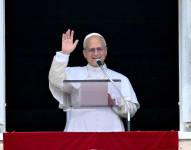 El Papa León XIV saluda a los peregrinos reunidos en la plaza de San Pedro durante el rezo del Ángelus dominical por su 70º cumpleaños, en el Vaticano, el 14 de septiembre de 2025.