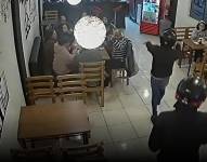 Quito: cámaras registraron un violento asalto en un restaurante