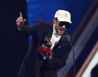 Bad Bunny cuando recibió el premio Álbum del Año por DeBI TIRAR MaS FOTos durante la 26a Entrega Anual de los Premios Grammy Latinos en el MGM Grand Garden Arena en Las Vegas, Nevada, el 13 de noviembre de 2025.