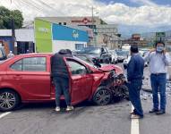 Dos automóviles se impactaron en la avenida Oswaldo Guayasamín, oriente de la capital.