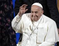 El papa Francisco saluda a los asistentes a los Estados Generales de la Natalidad en Roma, Italia.