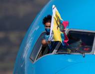 Neisi Dajomes fue la primera en aparecer por la ventana de la cabina de pilotos del avión que la trajo a Ecuador.