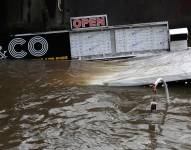 Imagen de un bote hundido en el río Támesis, Londres, Reino Unido.
