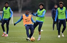 Moisés Caicedo y João Félix en un entrenamiento con el Chelsea