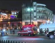 Imagen de la ambulancia que acudió al siniestro de tránsito frente al Malecón 2000.