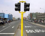 Una vía exclusiva para el uso del transporte público aparece vacía en Lima.