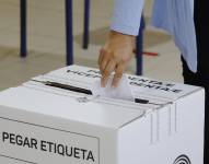 Un ciudadano deposita una papeleta en un ánfora