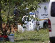 Trabajadores forenses bajan de los vehículos los cuerpos de migrantes fallecidos durante un accidente en autobús el pasado mes de febrero, en David (Panamá).