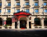 El hotel de 5 estrellas Le Royal Monceau se sitúa a pocos metros de los Campos Elíseos y del Arco del Triunfo, y desde la propia web del local dejan claro que no es un lugar cualquiera.
