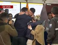 Momento en el que Vanessa Egas y Mauricio Martínez se abrazaron con sus allegados en la Comandancia de la Policía.