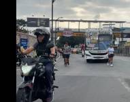 Un agente agredido y un ciclista golpeado por un carro en la Media Maratón de Guayaquil