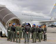 Fotografía cedida por la Fuerza Aeroespacial Colombiana (FAC) de pilotos reunidos antes del despegue de una aeronave Boeing 737-700 rumbo a San Diego (EE. UU.).