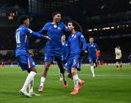 Jugadores del Chelsea celebran el primer gol de su equipo contra FC Barcelona por la Champions League
