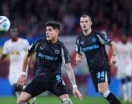 Piero Hincapié en un partido con el Bayer Leverkusen