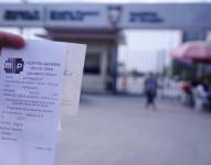 Guayaquil, jueves 14 de agosto del 2025Los tres hospitales que serÃ¡n administrados por gerentes navales, padecen de la misma enfermedad, falta de medicinas e insumos mÃ©dicos. En la grÃ¡fica, familiares y pacientes del hospital de Monte Sinai, aseguran que las medicinas las compran afuera e incluso los exÃ¡menes los tienen que hacer por su cuenta. Fotos: CÃ©sar MuÃ±oz/API