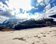 El incendio consume la parte alta de la zona montañosa.