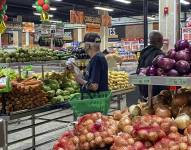 Personas compran productos en un mercado en Río de Janeiro (Brasil), en una fotografía de archivo. EFE/Antonio Lacerda
