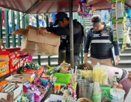 Los agentes de la AMC retirando las gelatinas con alcohol que se vendían cerca del Instituto Mejía.