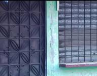 Imagen del local donde una mujer de 54 años, que tenía su tienda de barrio, fue asesinada.