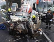 Imagen del automóvil completamente destrozado en la parte frontal.