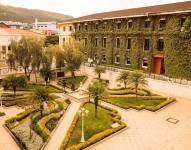 Plazoleta en los exteriores del edificio Maxwell y DaVinci en el campus de la Universidad San Francisco en Cumbayá. Foto: Internet
