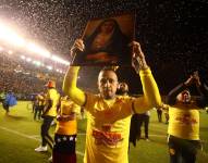 Édison Vega festeja el título de LigaPro obtenido con Aucas tras derrotar en la final a Barcelona SC.