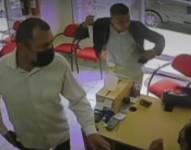 Momento en el que dos individuos ingresan con armas al local para asaltarlo.