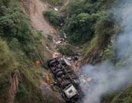 Un vehículo tipo camión cayó a un precipicio en Pallatanga, Chimborazo.