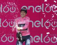 El ciclista ecuatoriana por sexto día consecutivo conservó la 'maglia rosa'