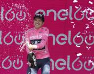El ciclista ecuatoriana por sexto día consecutivo conservó la 'maglia rosa'