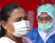 Una mujer recibe la vacuna de AstraZeneca durante una campaña de vacunación masiva para trabajadores del transporte público.