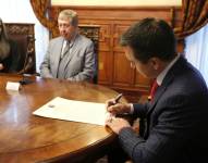 Imagen de Daniel Noboa firmando un acuerdo.