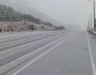 La nieve sobre la carretera en Papallacta, oriente del Distrito Metropolitano de Quito.