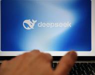 Fotografía de archivo que muestra el logotipo de la firma tecnológica china DeepSeek en un computador