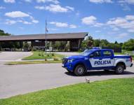 CÓRDOBA (ARGENTINA), 19/01/2024.- Una patrulla de la Policía pasa al frente de la entrada del Valle del Golf, un 'country' (barrio privado) en Malagueño, hoy, a las afueras de Córdoba (Argentina)