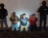 Imagen de tres capturados por el rescate de una mujer en la provincia de Manabí, cerca de la represa Daule-Peripa.