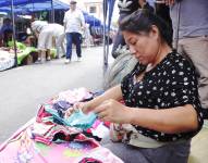 Comerciantes informales se apostaron en 4 calles de los alrededores de la bahia dónde el municipio de Guayaquil instaló una feria ciudadana, que funcionará desde hoy hasta el 31 de diciembre.