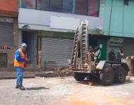 Quito: una aplanadora se soltó de un remolque y atropelló a un adulto mayor