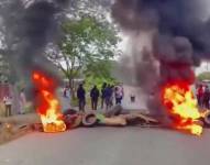 Foto de la quema de vehículos en un cuartel policial de Otavalo, el lunes 22 de septiembre, por las protestas contra el alza de diésel.