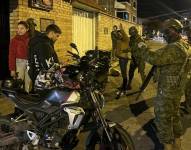 Imagen de militares realizando patrullajes por el toque de queda en Cuenca.