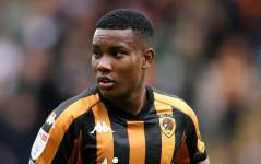 Óscar Zambrano en un partido con el Hull City