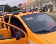 Imagen del taxi de donde fue secuestrada una mujer entre Guayaquil y Samborondón.