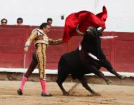 Imagen de archivo del torero español Manuel Jesús El Cid en su última corrida de toros de su carrera en la Feria Nuestra Señora de la Merced, en la Monumental plaza de toros Ambato (Ecuador). EFE/ José Jácome