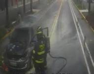 El incendio del auto fue controlado.