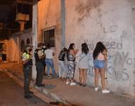 Los infractores estaban en plena fiesta cuando fueron encontrados incumpliendo las medidas en un local que previamente había sido clausurado. Foto: Referencial
