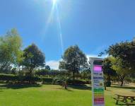 Un solmáforo registra la radiación UV extremadamente alta en un parque del norte de Quito.