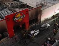 Fotografía aérea de bomberos controlando un incendio en una tienda comercial este sábado, en la ciudad de Hermosillo, en Sonora (México).