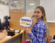 Una ciudadana en el trámite para obtener su pasaporte.